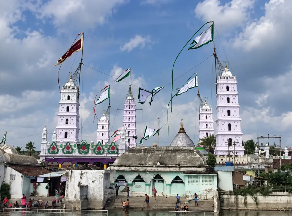 குளத்தின் மேல் உயர்ந்து நிற்கும் நாகூர் தர்காவின் மினாராக்கள்