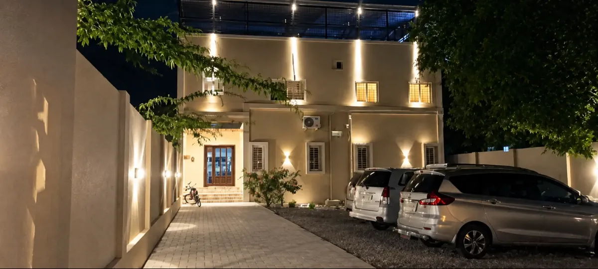 வளாகத்தில் கார்கள் நிறுத்தப்பட்டுள்ள இரவு நேர விடுதி வெளிப்புறம்