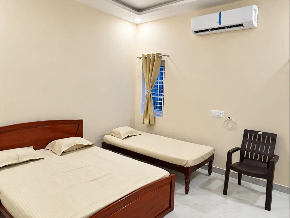 இரட்டைப் படுக்கை, ஒற்றைப் படுக்கை மற்றும் குளிரூட்டலுடன் மூவர் அறை