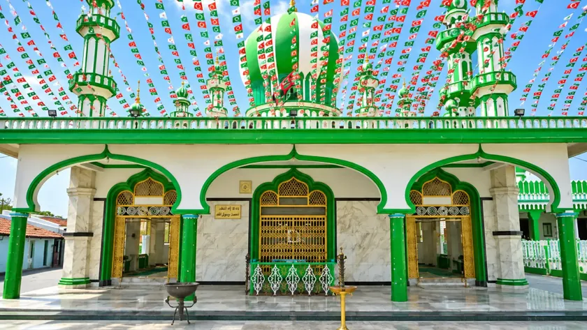 திருவிழாக் கொடிகளால் அலங்கரிக்கப்பட்ட நாகூரின் பச்சை வெள்ளை தர்கா